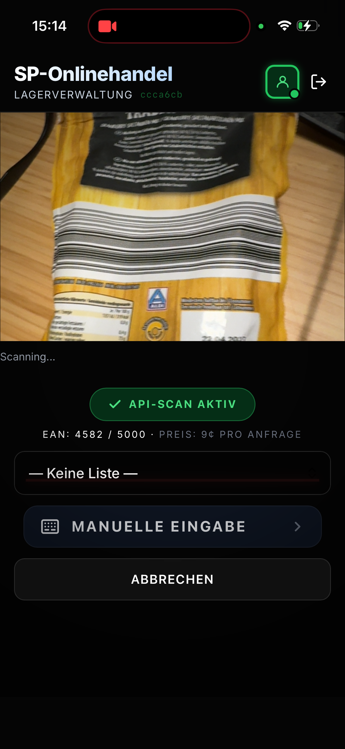 StackStock-App: der Kamera-Sucher erfasst den Barcode einer Packung, Statuszeile „API-Scan aktiv“