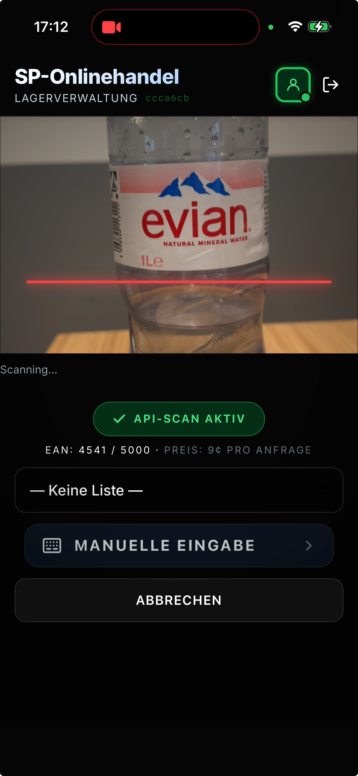 StackStock-App: Barcode einer Evian-Wasserflasche wird mit der Handykamera gescannt